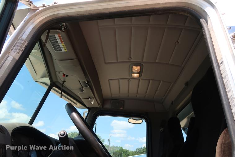 image for item K1824 2011 Peterbilt 348 roll off container truck