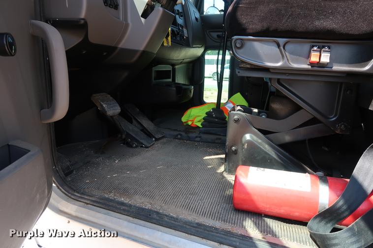 image for item K1824 2011 Peterbilt 348 roll off container truck