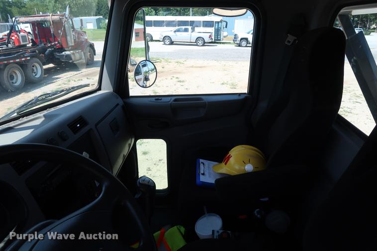 image for item K1824 2011 Peterbilt 348 roll off container truck