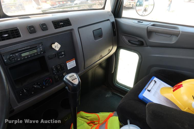 image for item K1824 2011 Peterbilt 348 roll off container truck