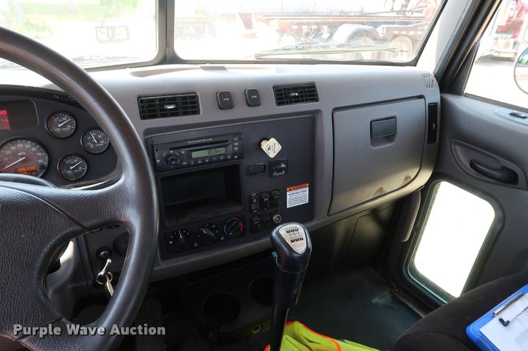 image for item K1824 2011 Peterbilt 348 roll off container truck