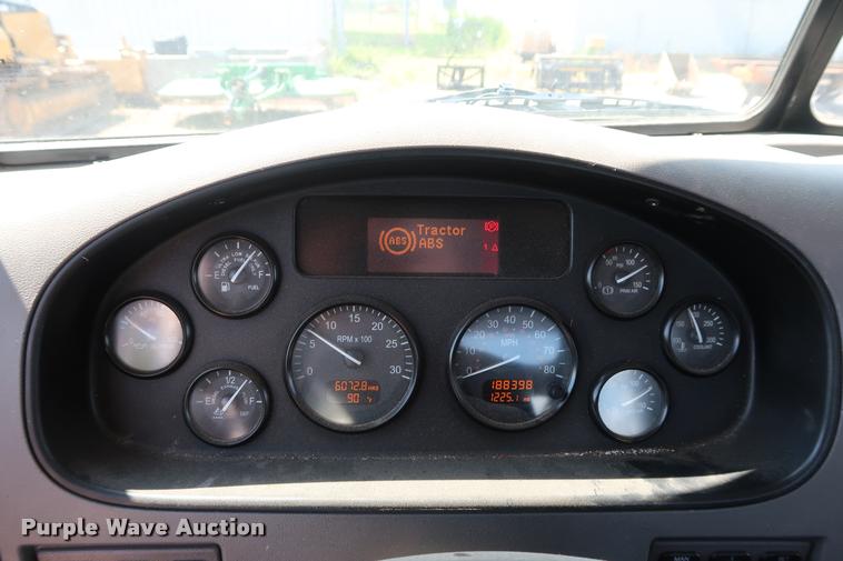 image for item K1824 2011 Peterbilt 348 roll off container truck