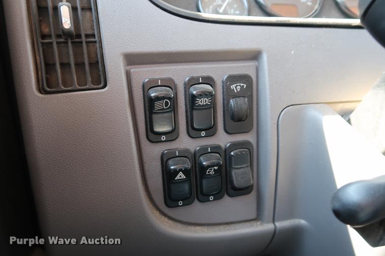 image for item K1824 2011 Peterbilt 348 roll off container truck