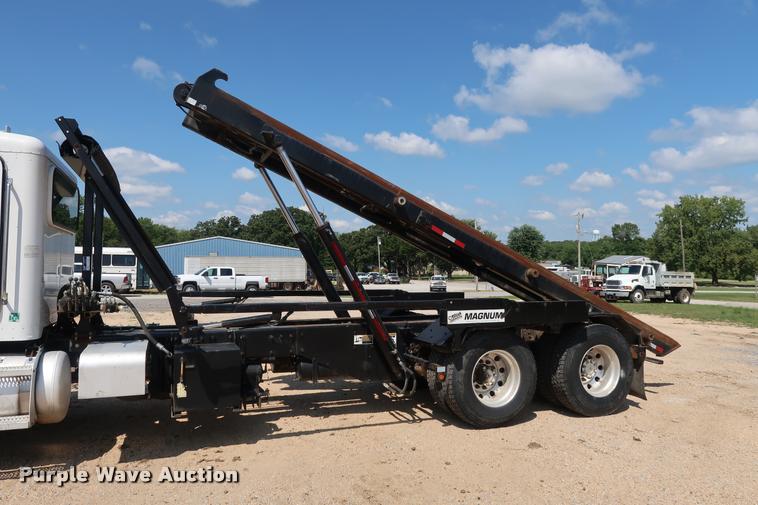 image for item K1824 2011 Peterbilt 348 roll off container truck