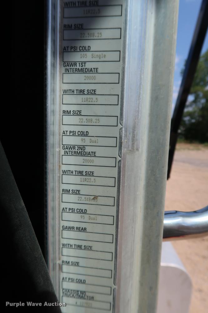 image for item K1824 2011 Peterbilt 348 roll off container truck