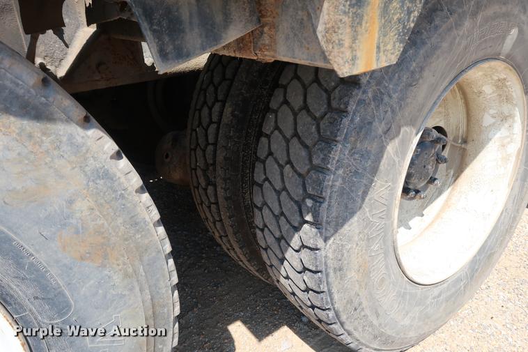 image for item K1825 2001 Kenworth T800 roll off container truck