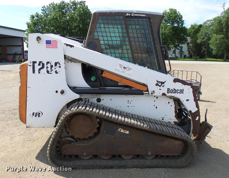 image for item K1875 2002 Bobcat T200 skid steer