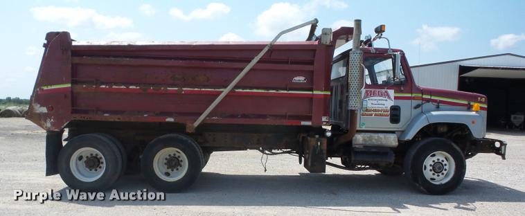 image for item K6448 2002 International F2674 dump truck