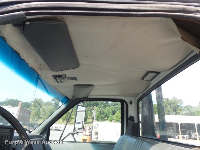 image for item K7502 1997 Chevrolet C7500 roll back truck