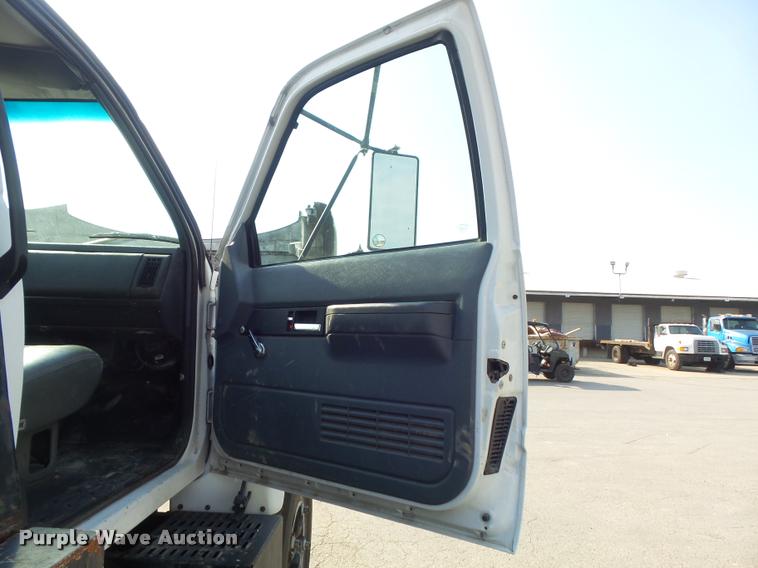 image for item K7502 1997 Chevrolet C7500 roll back truck