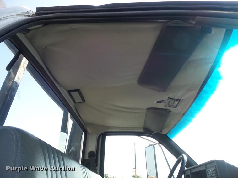 image for item K7502 1997 Chevrolet C7500 roll back truck