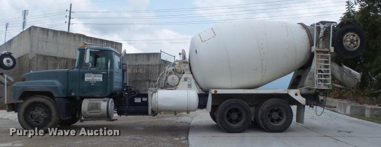 image for item K7511 1997 Mack RD690S ready mix truck