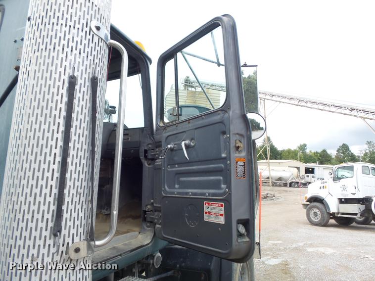 image for item K7511 1997 Mack RD690S ready mix truck