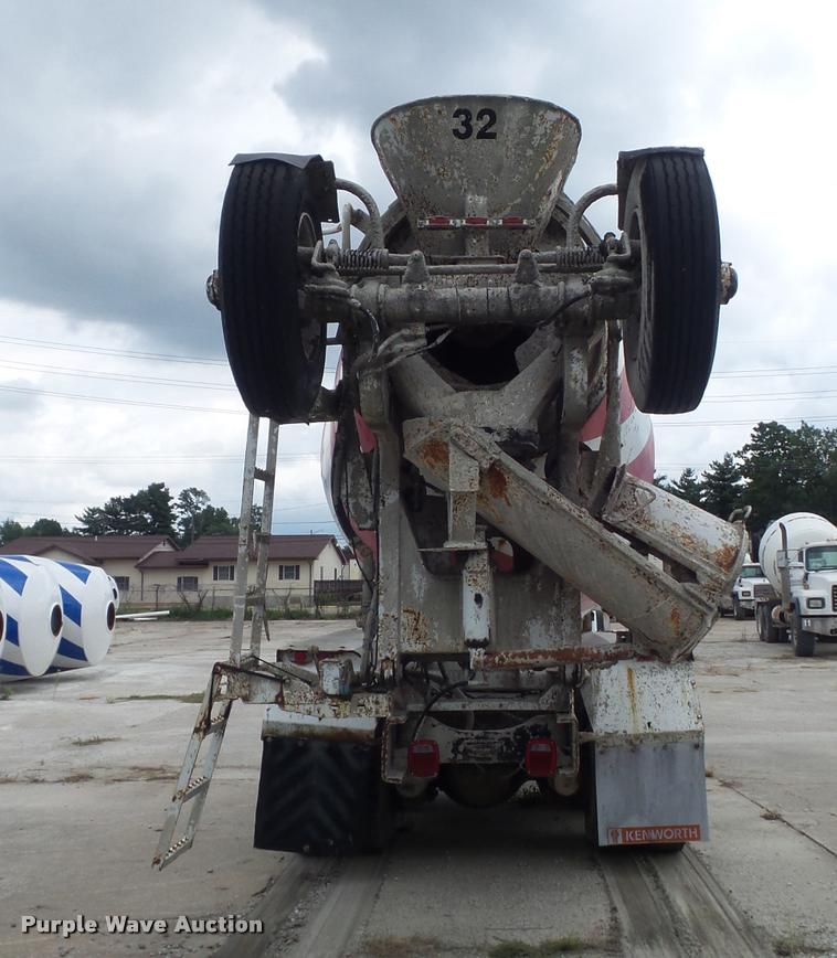 image for item K7512 1992 Ford LT9000 ready mix truck