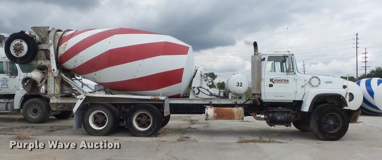 image for item K7512 1992 Ford LT9000 ready mix truck