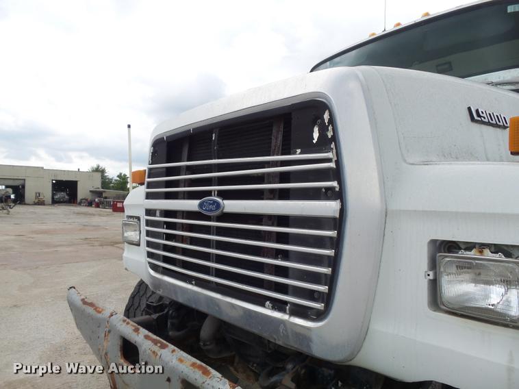 image for item K7512 1992 Ford LT9000 ready mix truck