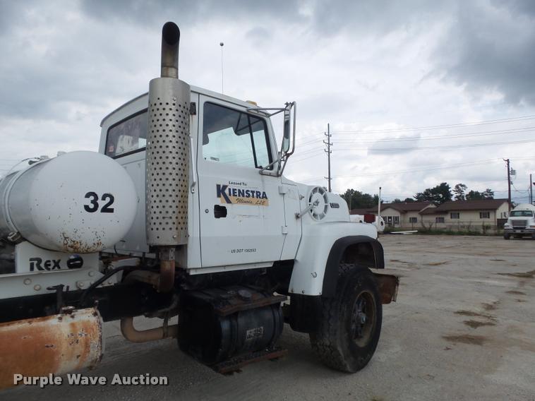image for item K7512 1992 Ford LT9000 ready mix truck