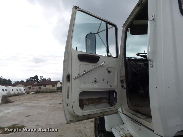 image for item K7512 1992 Ford LT9000 ready mix truck