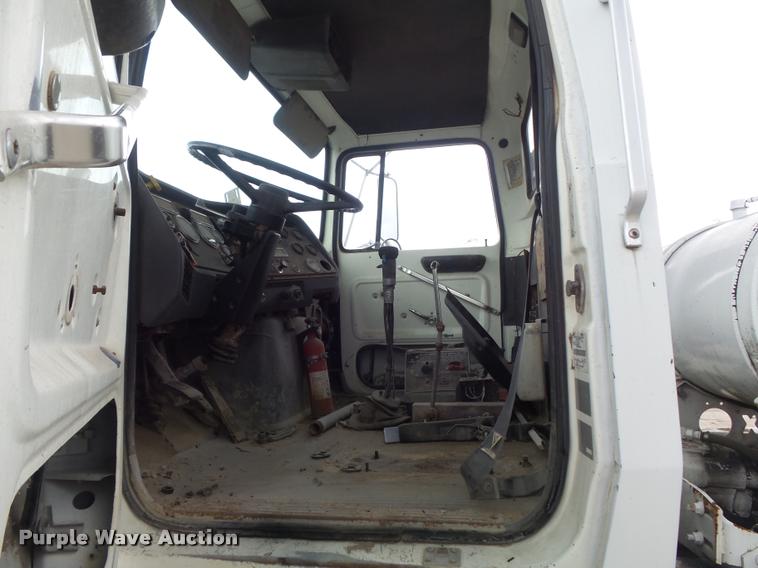 image for item K7512 1992 Ford LT9000 ready mix truck