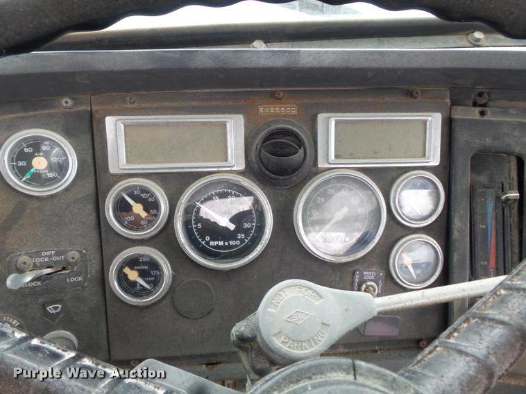 image for item K7512 1992 Ford LT9000 ready mix truck