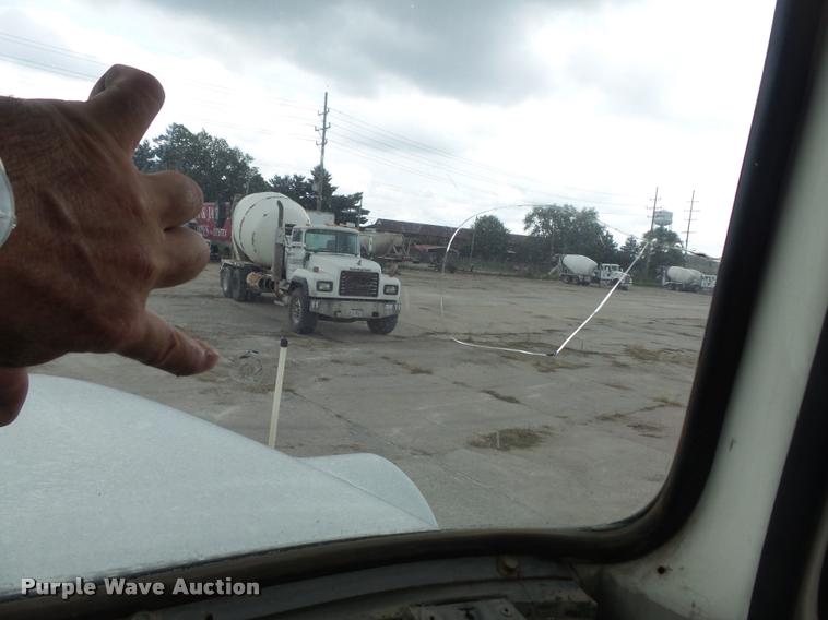 image for item K7512 1992 Ford LT9000 ready mix truck