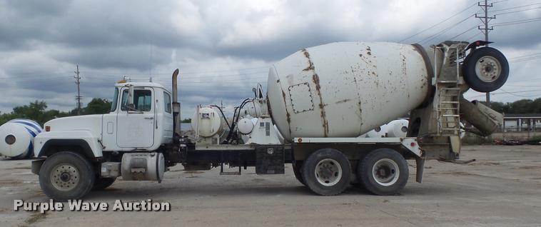 image for item K7515 1999 Mack RD690S ready mix truck
