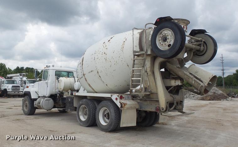 image for item K7515 1999 Mack RD690S ready mix truck
