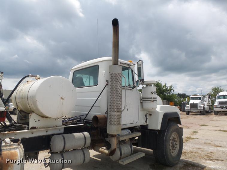 image for item K7515 1999 Mack RD690S ready mix truck