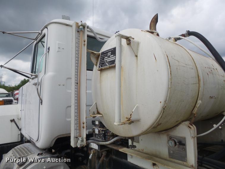 image for item K7515 1999 Mack RD690S ready mix truck