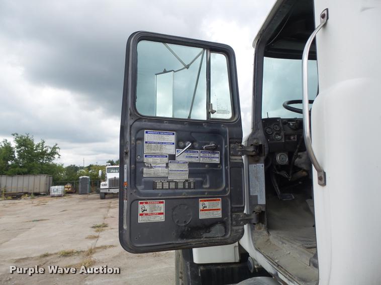 image for item K7515 1999 Mack RD690S ready mix truck