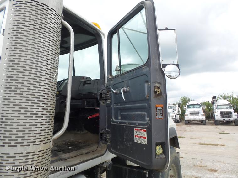 image for item K7515 1999 Mack RD690S ready mix truck