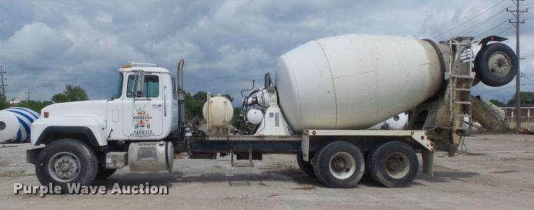 image for item K7516 1999 Mack RD690S ready mix truck