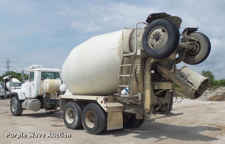 image for item K7516 1999 Mack RD690S ready mix truck