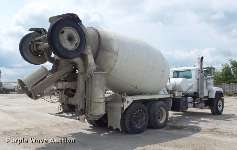 image for item K7516 1999 Mack RD690S ready mix truck