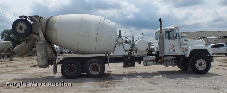 image for item K7516 1999 Mack RD690S ready mix truck