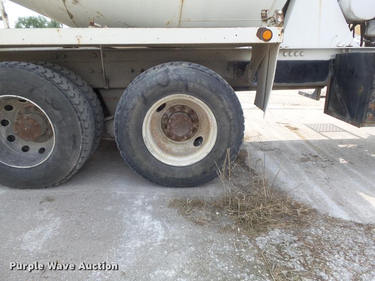 image for item K7516 1999 Mack RD690S ready mix truck