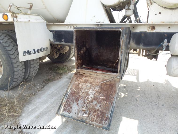 image for item K7516 1999 Mack RD690S ready mix truck