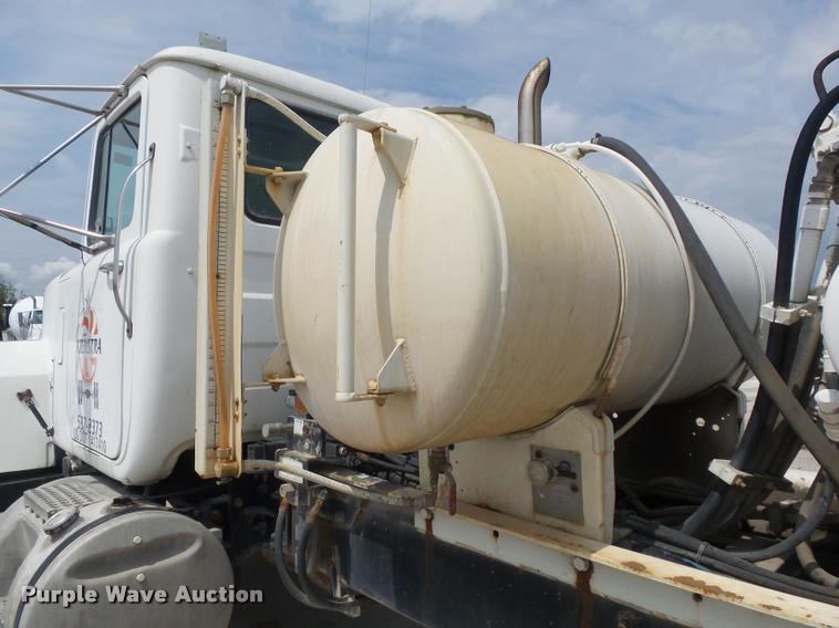 image for item K7516 1999 Mack RD690S ready mix truck