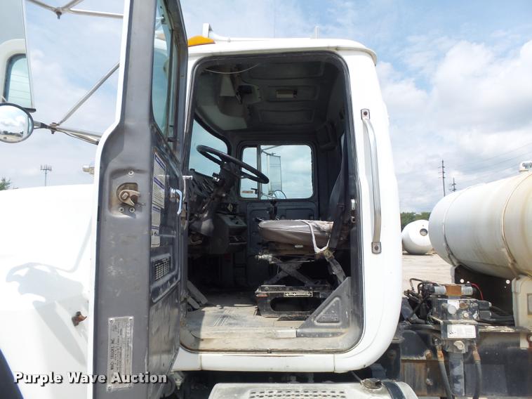 image for item K7516 1999 Mack RD690S ready mix truck