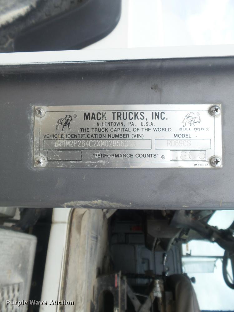 image for item K7516 1999 Mack RD690S ready mix truck