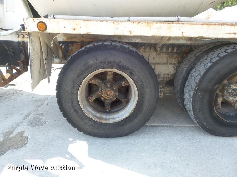 image for item K7518 1989 Volvo ACM ready mix truck