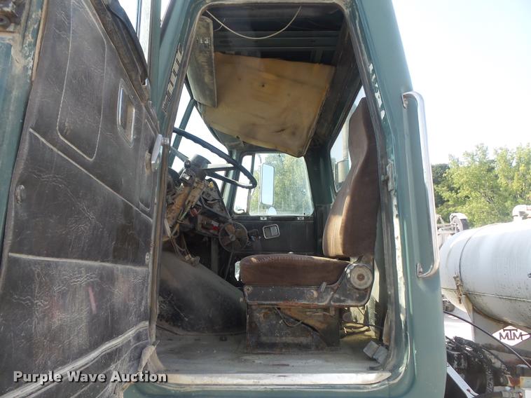 image for item K7518 1989 Volvo ACM ready mix truck