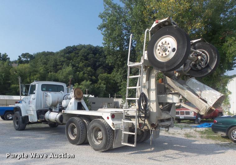 image for item K7520 1989 Ford LT9000 ready mix truck
