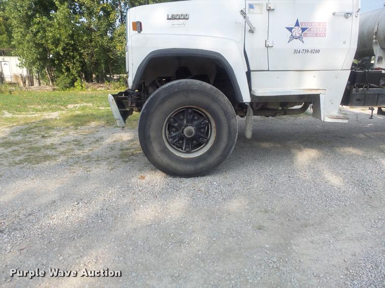 image for item K7520 1989 Ford LT9000 ready mix truck
