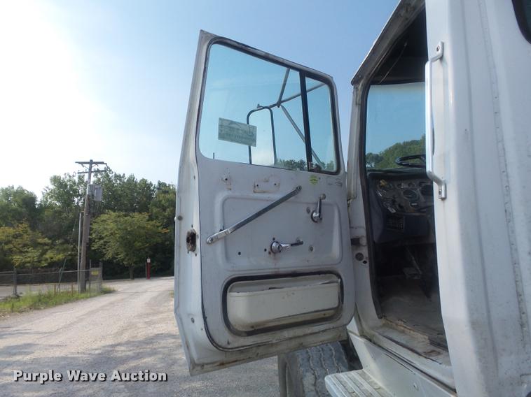 image for item K7520 1989 Ford LT9000 ready mix truck