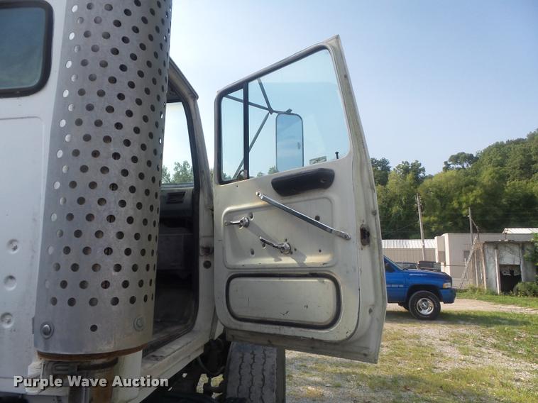 image for item K7520 1989 Ford LT9000 ready mix truck