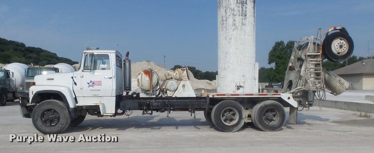 image for item K7521 1989 Ford LT9000 ready mix truck