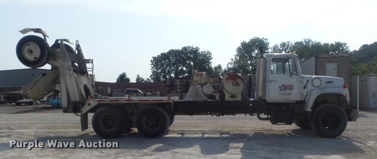 image for item K7521 1989 Ford LT9000 ready mix truck