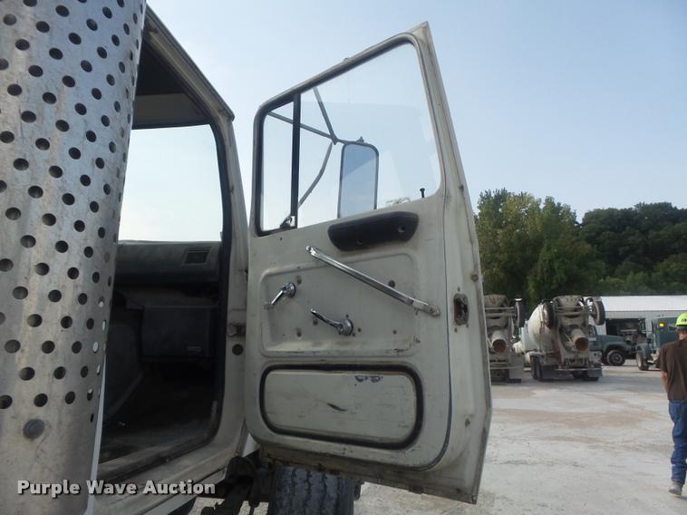 image for item K7521 1989 Ford LT9000 ready mix truck