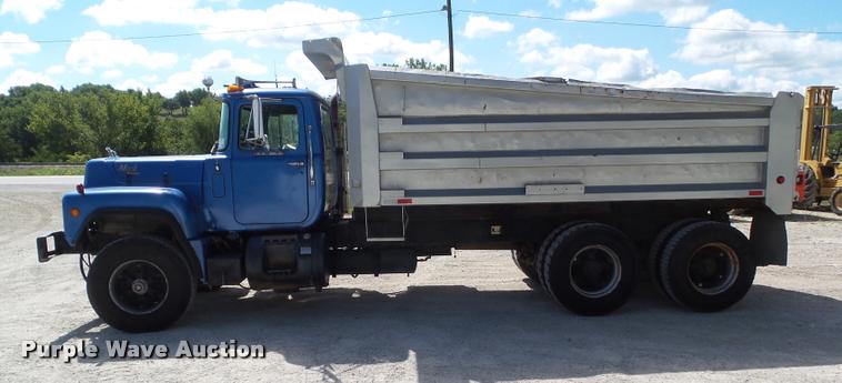 image for item L5629 1992 Mack RD688S dump truck